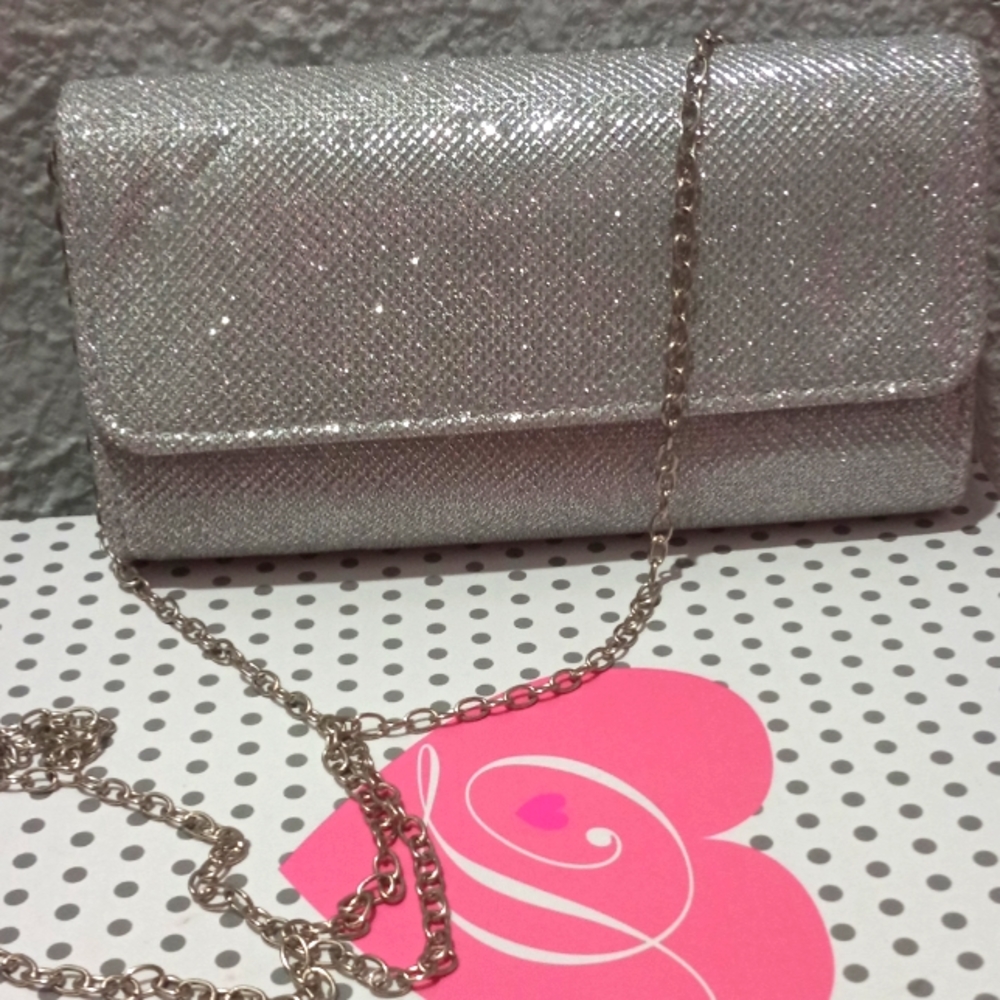 SIVER SHIMMER CLUTCH.